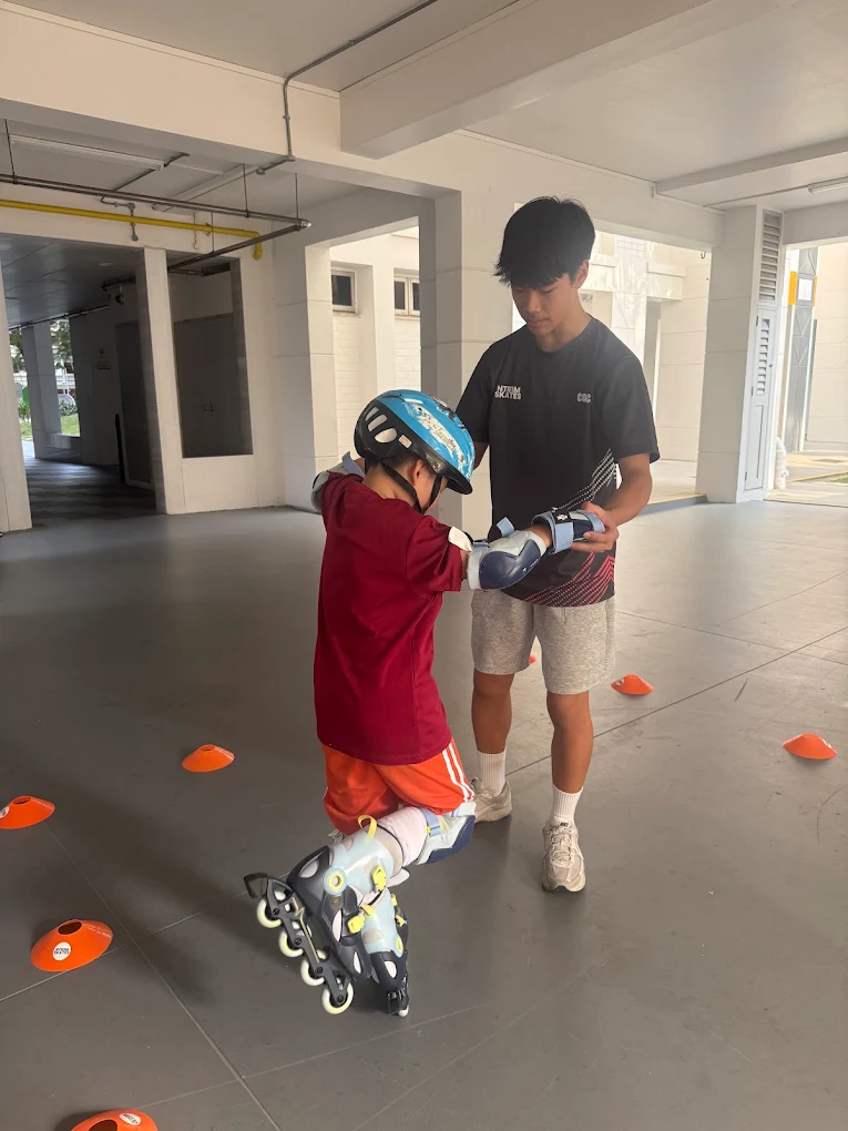 NTR1M coaching a young skater